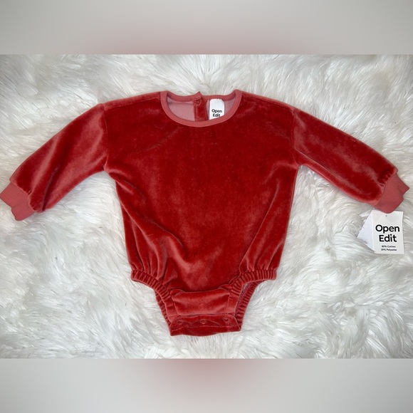 Nordstrom’s red velvet romper NWT 9/12M - Picture 3 of 5